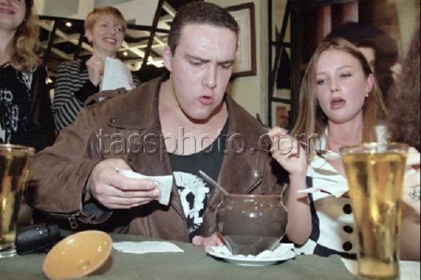 Интересные фотографии 90 -х (часть 116) 90-е, Детство 90-х, Фотография, Ностальгия, Эпоха, Знаменитости, Борис Ельцин, Дмитрий Нагиев, Майкл Джексон, Егор Летов, Певица Валерия, Монстры рока, Довгань, Вырезки из газет и журналов, Александр Невский (актер), Длиннопост