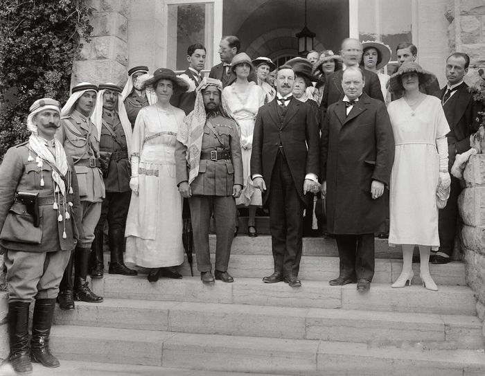 Мистер и миссис Черчилль в Доме приемов правительства. Эмир Абдулла Трансиорданский, сэр Герберт Самуэль, слева Черчилль. 28 марта 1921 Иерусалим, Палестина