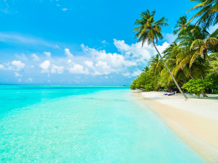 «На Мальдивы? ЛЕТОМ?! Вы что, там же дождииии!»