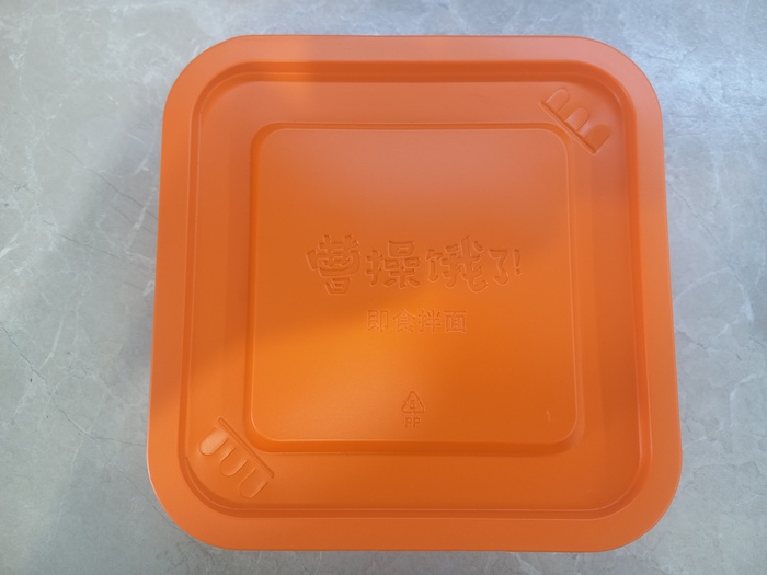 Крышка с клапанами для сброса пара, унификауия приготовления как в СВЧ так и обычным кипятком.