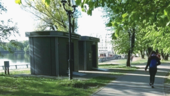 Туалет на набережной Нижнего Пруда