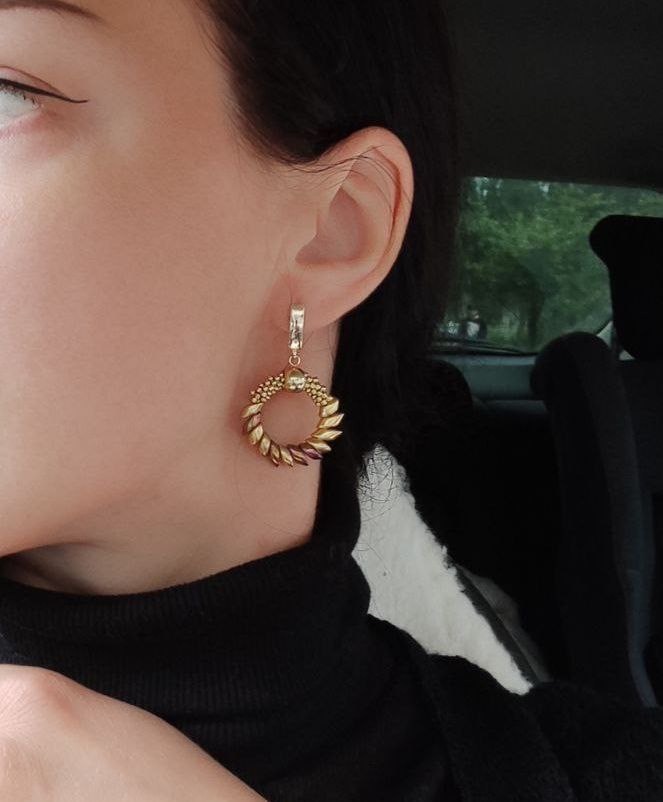 Так смотрятся в ушке в оттенке золото + ирис