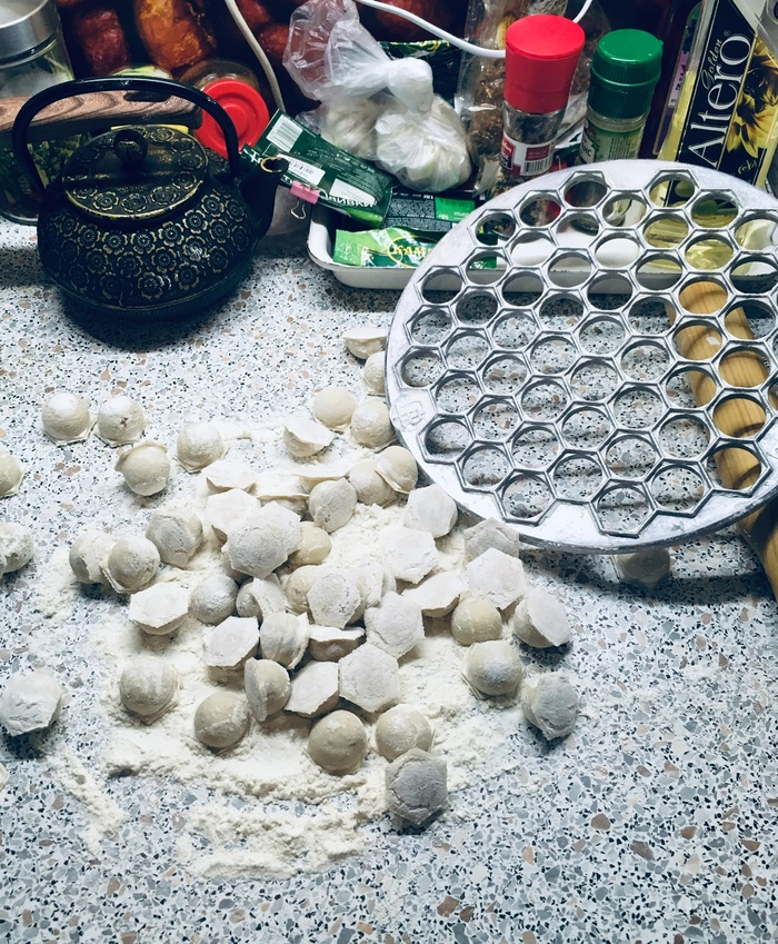 Лепили с женой пельмени, сфоткал, неплохой ведь натюрморт ?