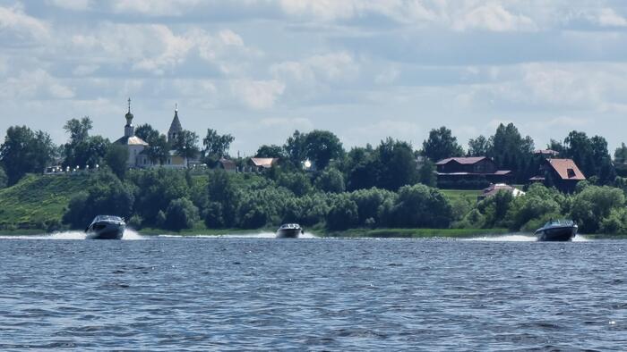 Волга становится всё оживленнее. А там и гонки начались: три катера решили посоревноваться.