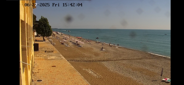 Онлайн камера в Абхазии, на пляже Дома отдыха Мидель-Гагра.