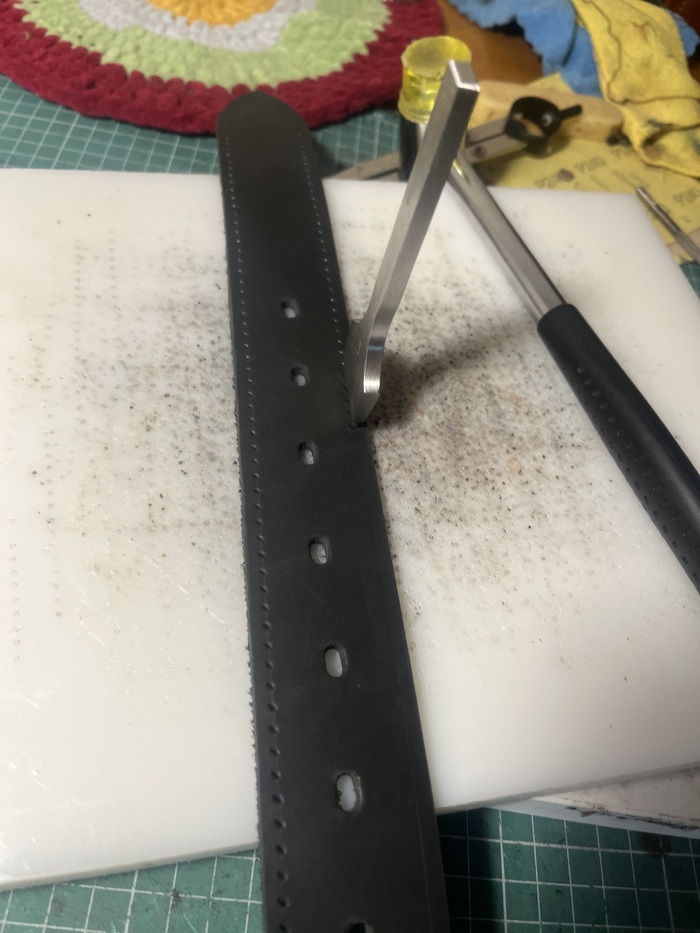 Прошиваем нашу заготовку (заказчику нужен именно прошитый ремень).Обрабатываем края нашей заготовки. Токонол + воск Columbus.Проходимся кризером по периметру (канавки от края, создают декоративный эффект).Обрабатываем лицо кожи воск + Dc-4000. Результат