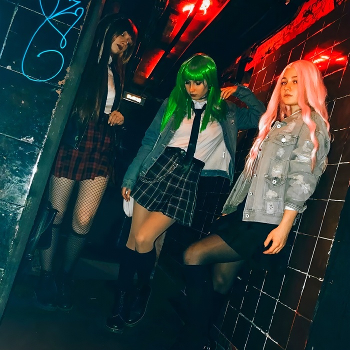 Волосы Керы коричневого цвета, с короткой чёлкой и длинные по бёдра. Они обычно уложены с неровным пробором на одну сторону. Девушка считается настолько красивой, что всё внимание переходит на неё,