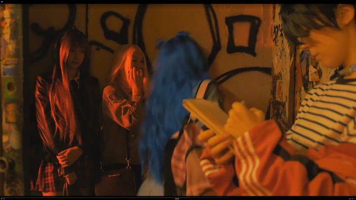 Кера - девушка-подросток высокогороста и необыкновенно привлекательной внешности. Она предпочитает открыую одежду, вроде юбок, кроп-топов и коротких платьев иобраза краш и не только рокерша.