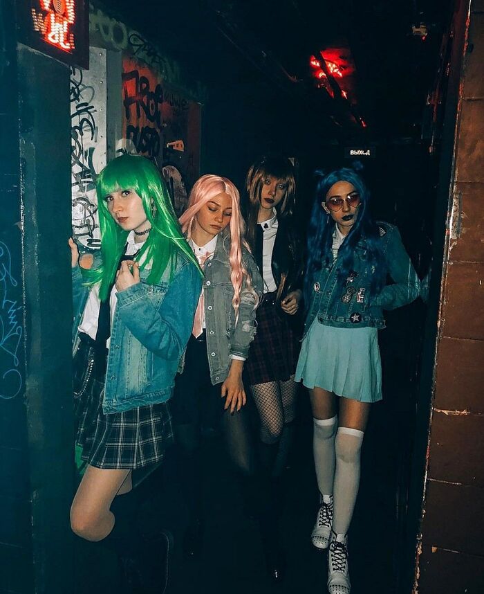 Однако, как казывается, Кера мечтаетизбавиться от образа прилежной ученицы и послушной поп-рок, быть «как все девчонки» - прогуливать уроки, отжигать на концертах и встречаться с мальчиками.