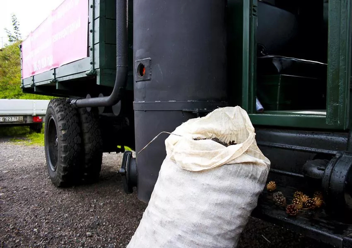 Топливом для таких автомобилей могли служить даже шишки