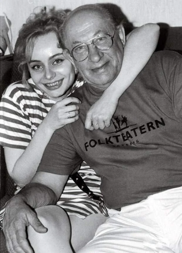 «Тогда уходи на пенсию!»: как Евстигнеев пережил удар Ефремова и обрёл свое счастье с молоденькой студенткой... Биография, Советские актеры, Фото со съемок, Знаменитости, Актеры и актрисы, Фильмы, 20 век, Семья, Любовь, Советское кино, Театр, Экранизация, Евгений Евстигнеев, Предательство, Негатив, Прощание, Telegram (ссылка), Длиннопост, Фотография, Фильмы 80-х