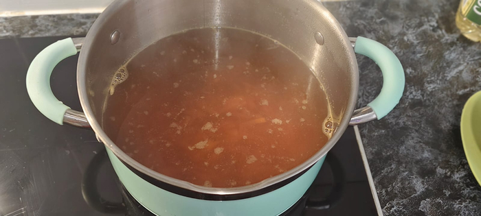 В отфильтрованный бульон кладу морковь. вливаю соевый соус и вустерский соус