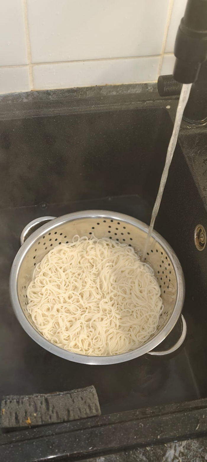 Отваренную лапшу промываю