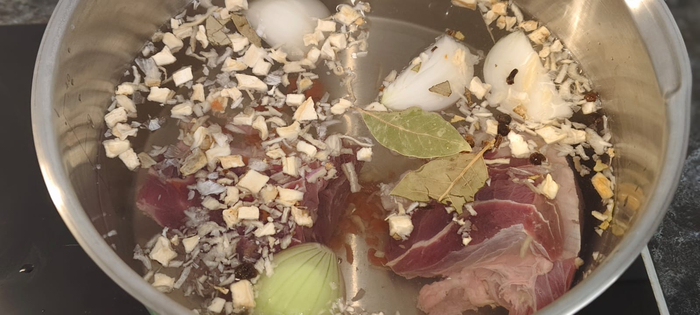 Ставлю вариться мясо с кореньями. Воду подсаливаю.