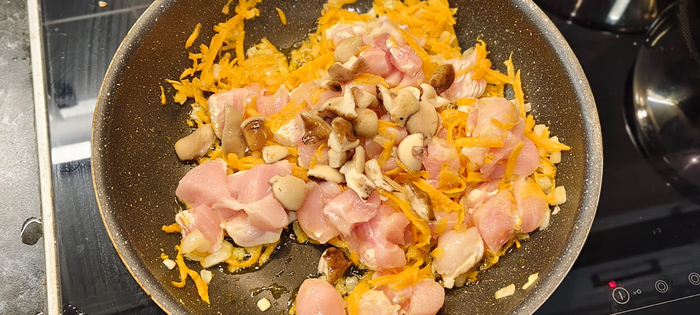 Как только лук размягчился добавляю грибы и курицу. Обжариваю до золотистости