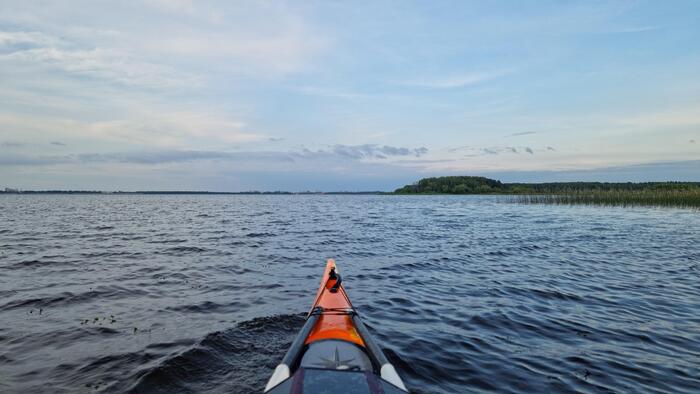 Когда идти вдоль берега бессмысленно, остается одно – бросить вызов открытой воде. Курс на остров.