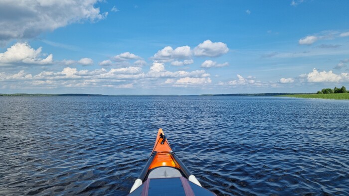 600 метров по прямой против 5 километров по берегу. Иногда приходится выбирать скорость, а не спокойствие.
