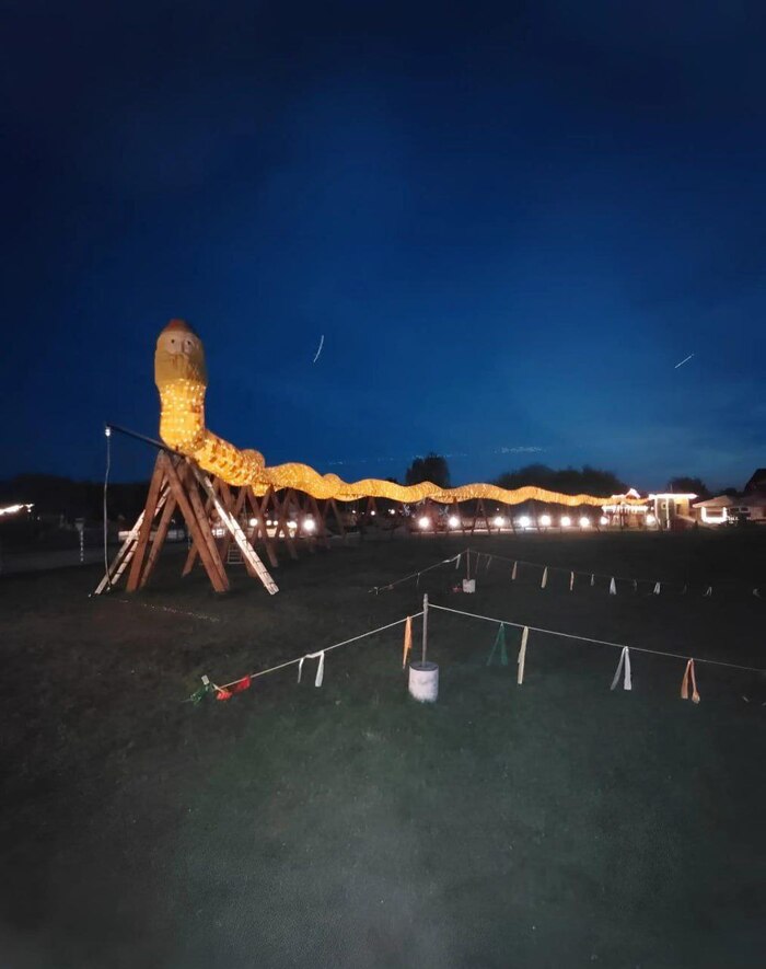 Огромный арт-объект «Великий Полоз» установили в Парке Сказов