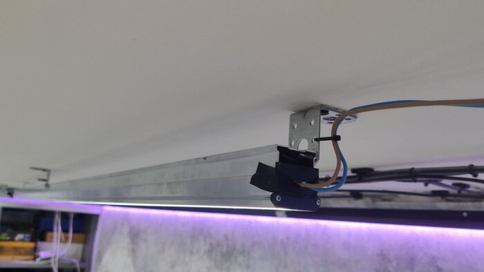 торцевая заглушка для световой линии и как заходят провода питания