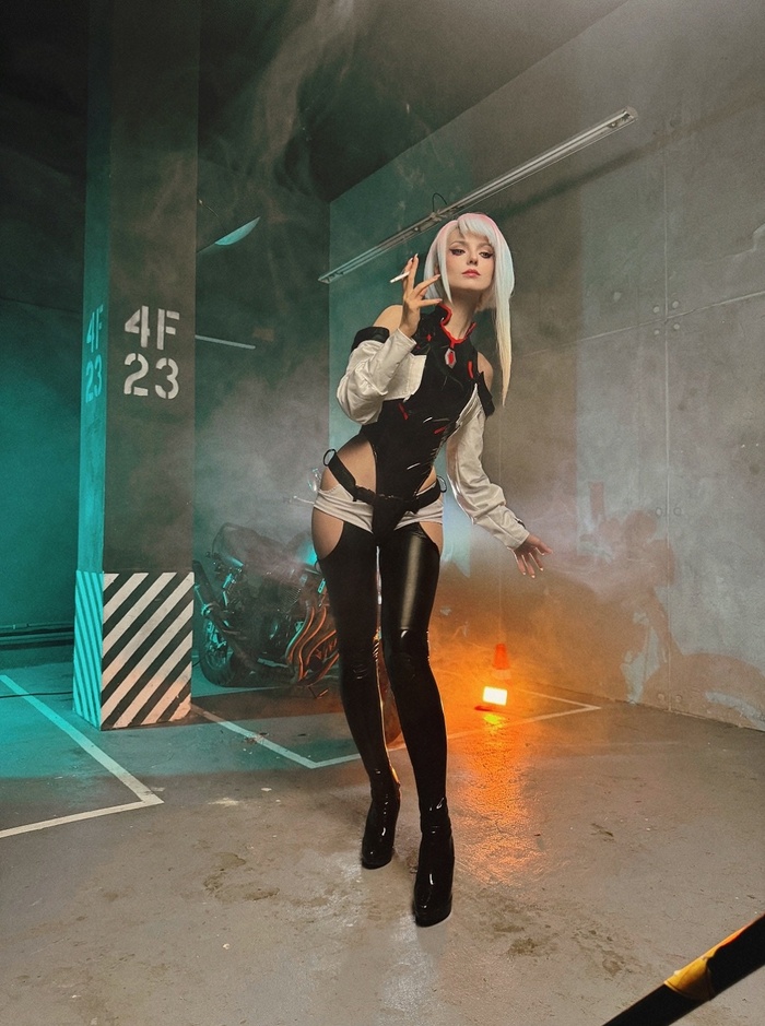 Мне оч нравится этот бек, видно, что "красивые позы" работают часто только с того ракурса, на который сделаны, а с других выглядят максимально не естественно. Впрочем - косплей он и не про естественность :)