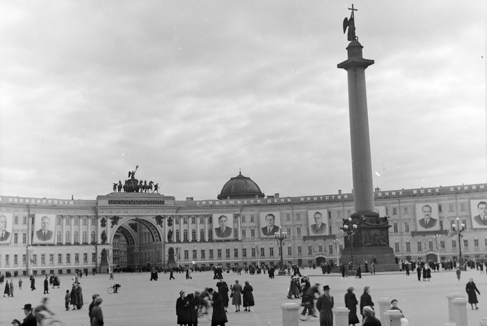 Дворцовая площадь в 1957 году.