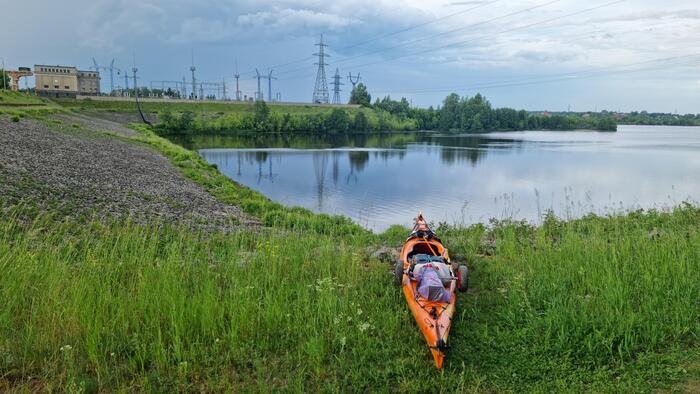 Знак “Запретная зона”? Не, не видел. Теперь — спуск по булыжникам.