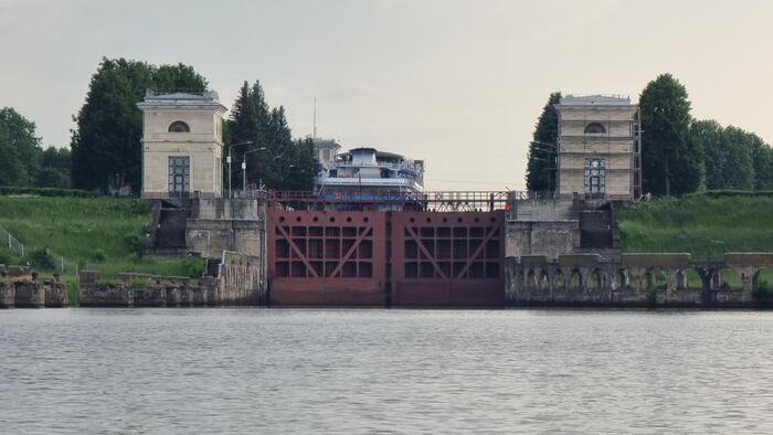 Шлюз Иваньковской ГЭС. А внутри — здоровенный круизник.