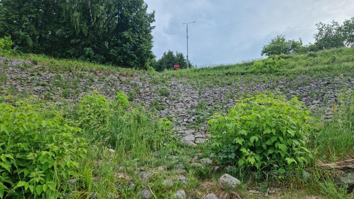 Вот так выглядит тот самый крутой спуск из булыжников, если смотреть снизу.