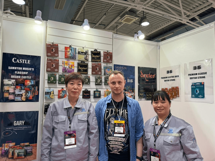 Я с представителями китайской фабрики на выставке в Москве 