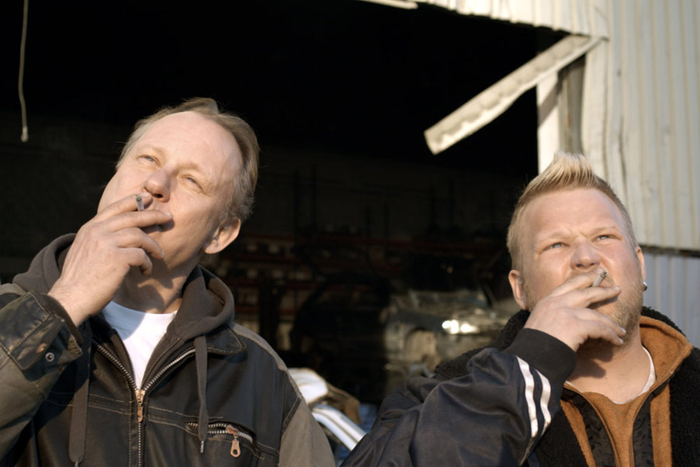 курит, приветствуя наступление весны