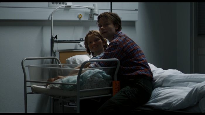 принимает роды