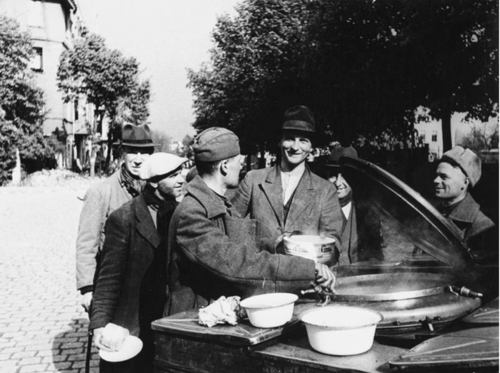 Советские солдаты раздают пищу из полевой кухни жителям Берлина