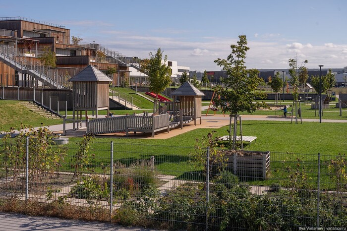 Школа (слева), площадка.