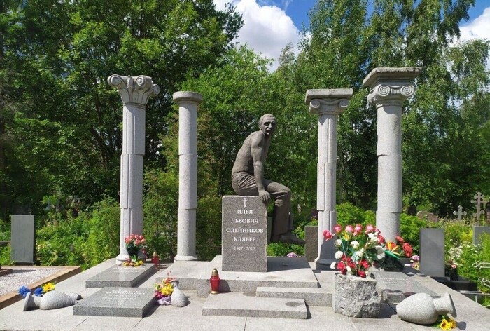 Похоронен на Казанском кладбище города Пушкина