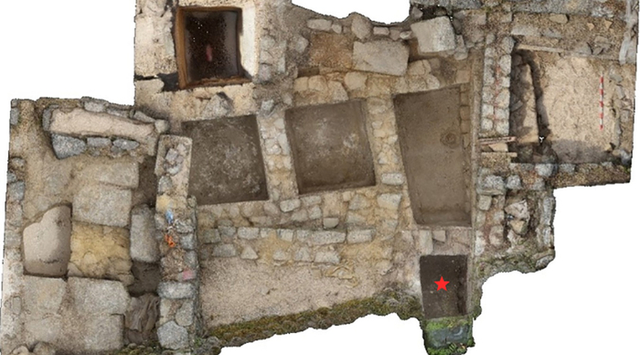 3D-реконструкция рыбозасолочного завода в Адро Вельо, местоположение чана 1 (из которого брали образцы) отмечено красной звездой