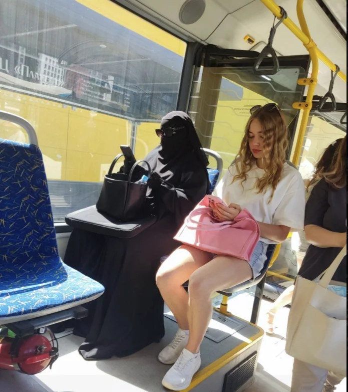 Красное&Белое&Черное Паранджа, Чадра, Автобус, Девушки, Неизвестное, Черное, Белое, Юмор, Мобильная фотография, Из сети