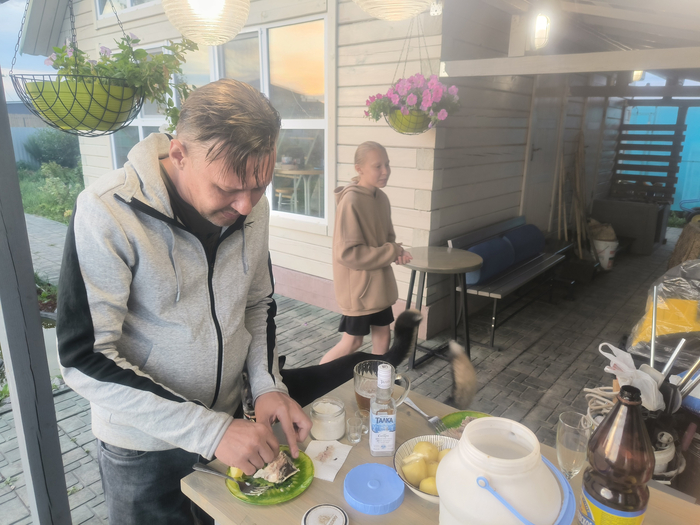 Скумбрия тоже маринованная с луком. С вареной картошкой, огурцами и водочкой (Водки 0,25 на двоих, но это так, для антуража, не ценитель).