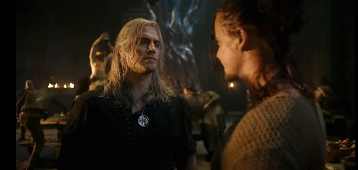 В сериале "Ведьмак" от Netflix 2 сезон 2 серия Эскель говорит что Геральт строит из себя рыцаря.Что является отсылкой к игре "Ведьмак 3 Кровь и вино" в получении меча арондита.