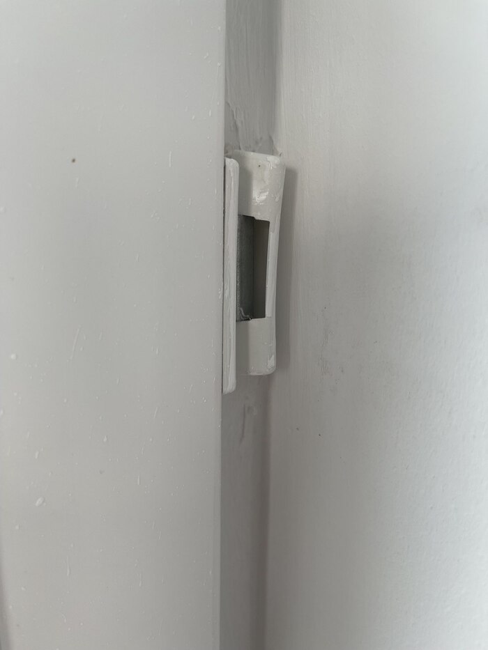 Везде вот так неаккуратно. Эта грязная белая закраска углов ужасающе дешевит. Я отмыла, сколько смогла, но из-за того, что соединения торчат, отмылось не все. посмотрите на прошлых фото. Плитнуса аналогично сведены и прокрашены.