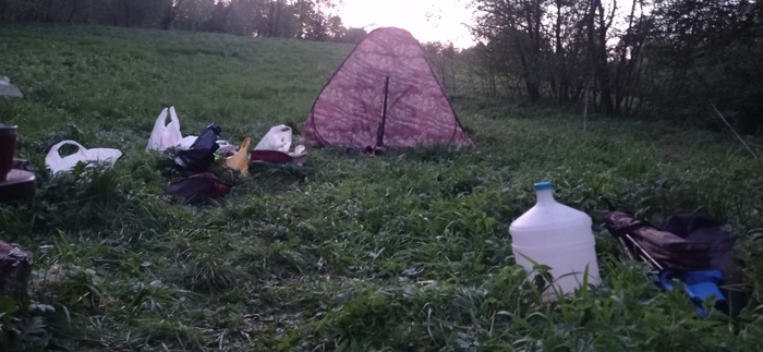 Двое человек без помещается без проблем. Стоимость одной палатки 2000р.