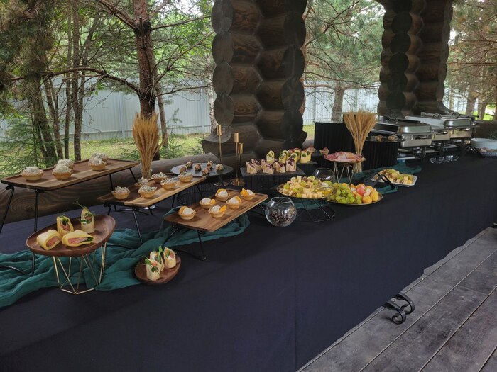 Так выглядела половина половины кейтеринга. Классическое застолье не планировалось, так как практически никто не сидел на месте, хотя такая возможность тоже была предусмотрена.