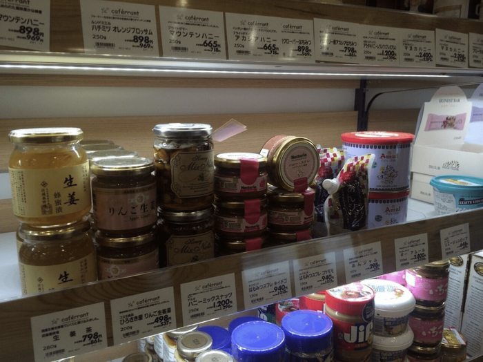 Так мед продавался в Японии. Сначала мед не покупали. Пришлось устраивать ярмарки, выставки и давать пробовать крем-мед. Когда японцы распробовали, отправляли по 5–10 тыс банок за раз.