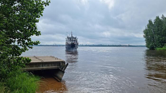 Ну всё, соседи съехали. Теперь можно спокойно собирать лагерь, не опасаясь осуждающих взглядов с капитанского мостика.