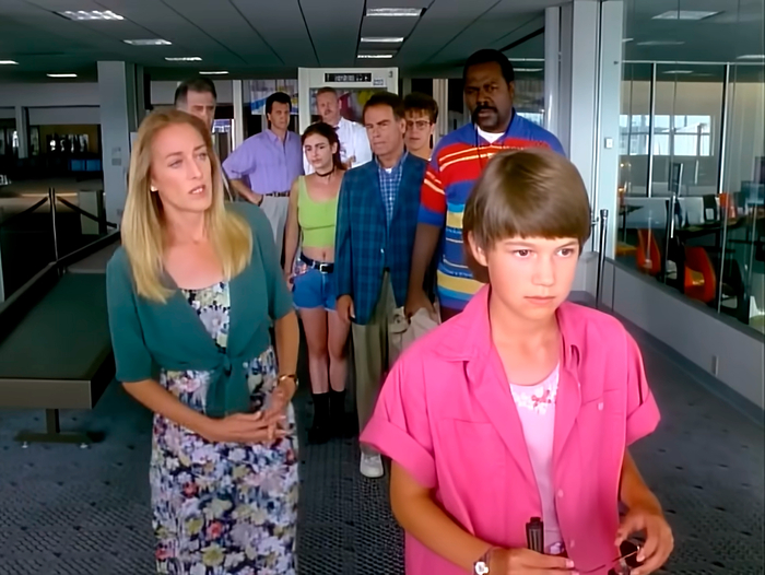 Маленькая девочка Дайна "смотрит" на Airbus компании "Ural Airlines"