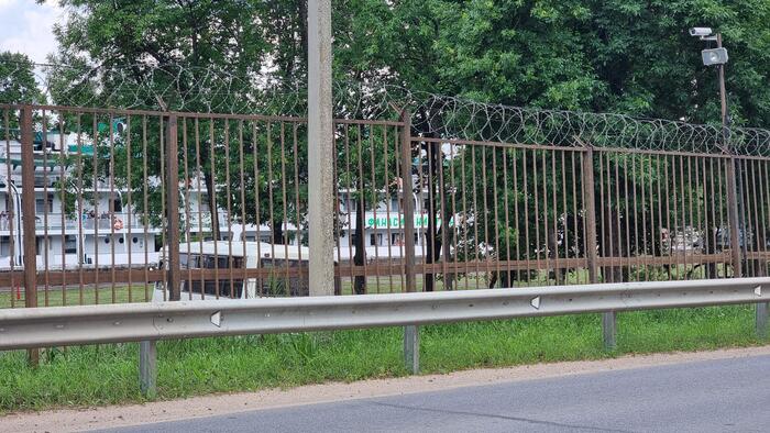 Задумался, оглянулся… а там, через дорогу, в шлюзе стоит круизный теплоход.