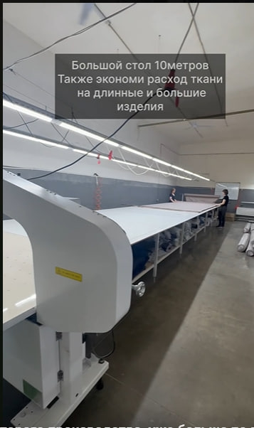 На длинном столе детали можно сложить как пазл в одну линию. На коротком приходится «ломать» их на ряды — появляются пустые места между деталями.