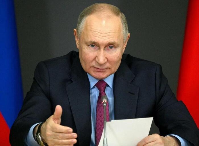 Путин поручил подготовить дополнительные ограничения для мессенджеров и ПО из недружественных стран