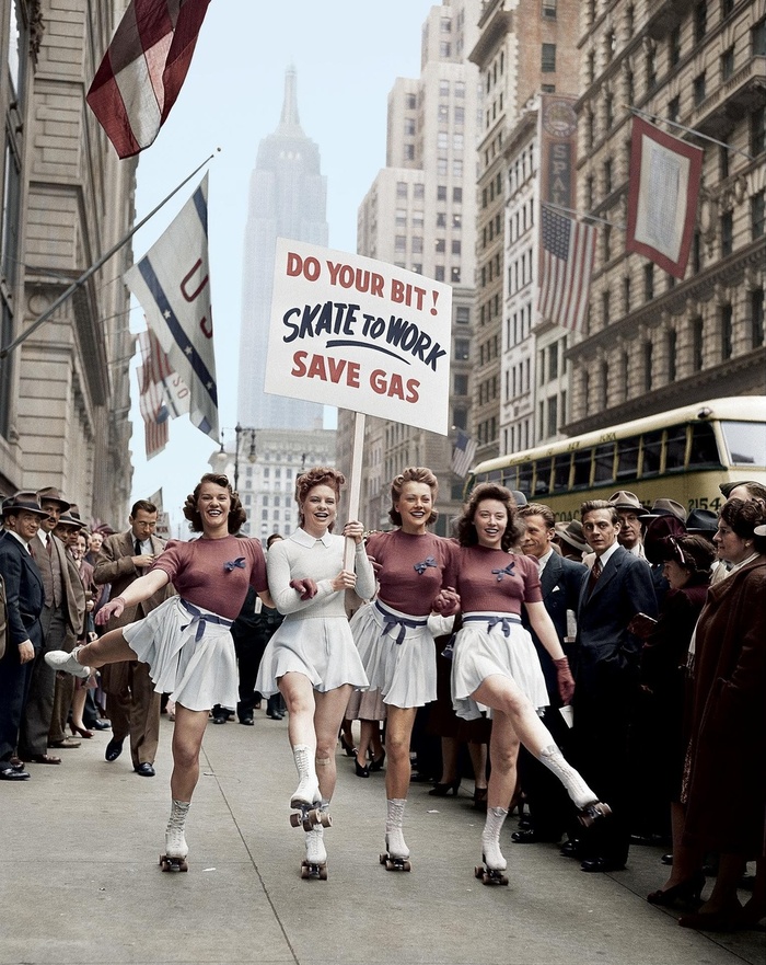 Надпись на плакате: "Внеси свой вклад! Катайся на работу на роликах. Экономь бензин"