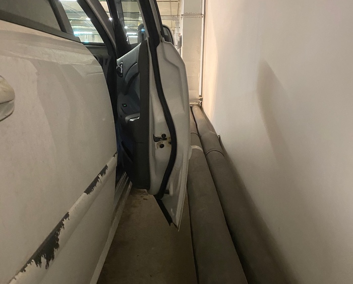 Пока соседа напротив не было, машину ставил передом. Однако, после его появления, могу припарковаться только задом и ситуация на фото со стороны водительской двери. Сумеете вылезти? А я научился.