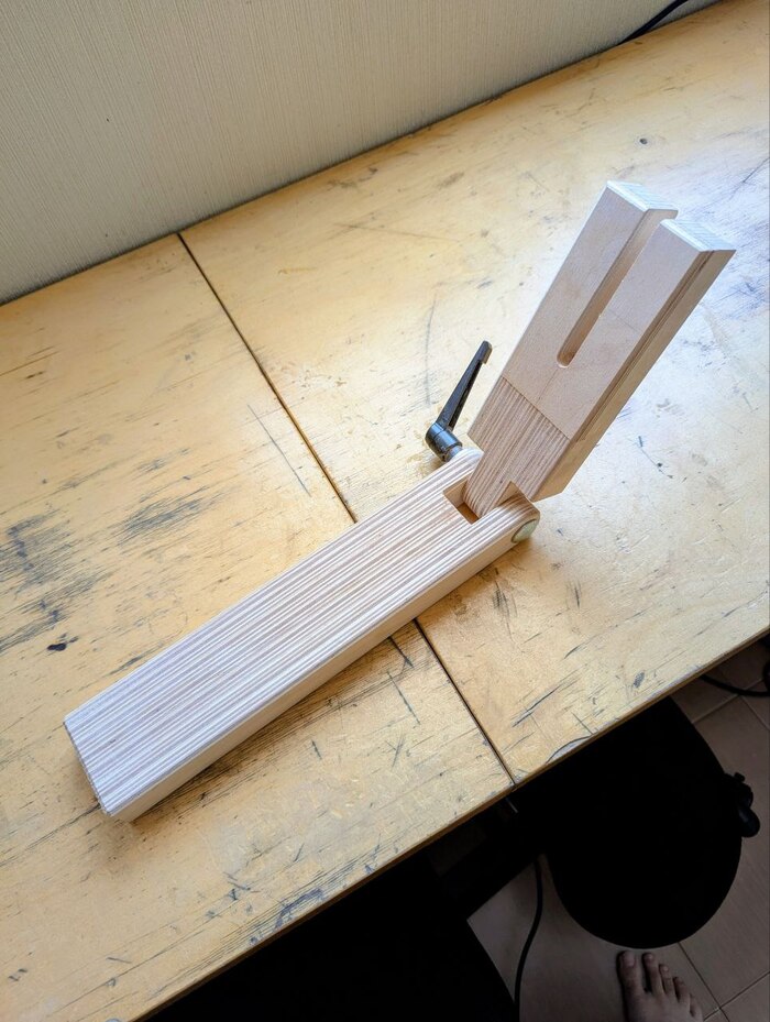 Carver's arm. Тут еще carver's foot попала в кадр)